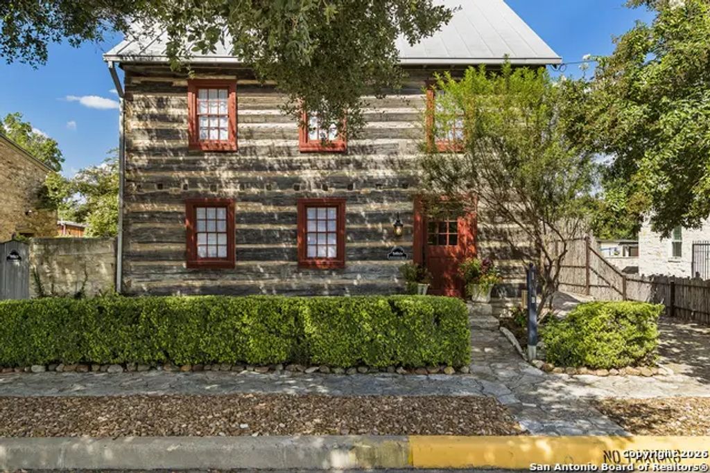 104 Austin, Fredericksburg