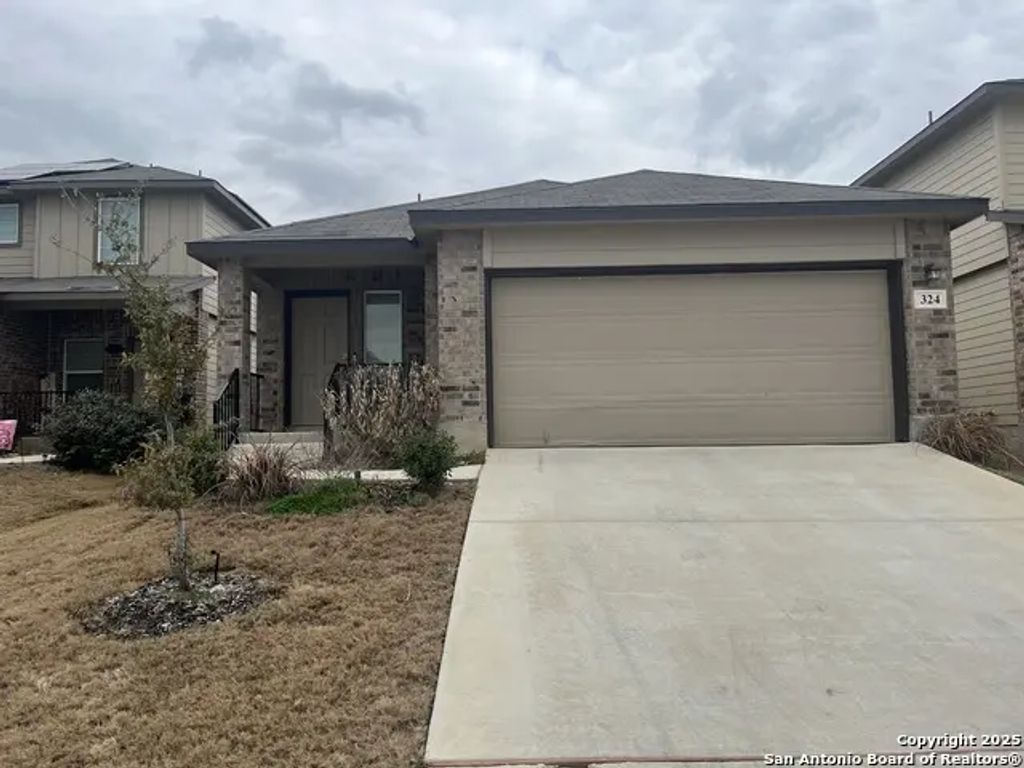 324 Middle Green Loop, Floresville