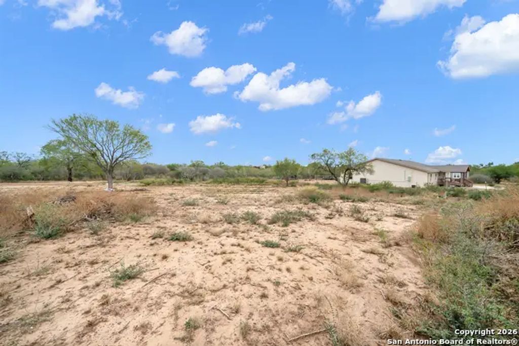 138 County Road 2665, Devine