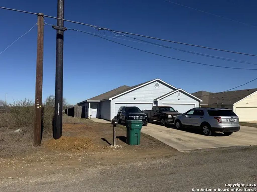 1103 Maple, Jourdanton
