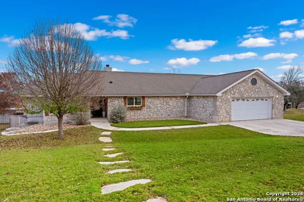 138 W Holly Hill Dr, Ingram