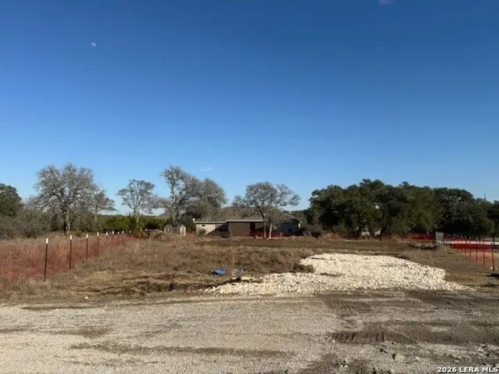 107 Serapia Garza, Blanco