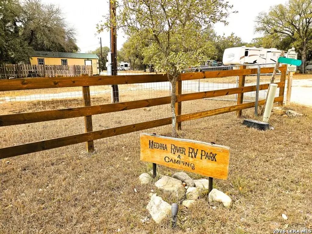 605 Lakeshore Ln, Bandera