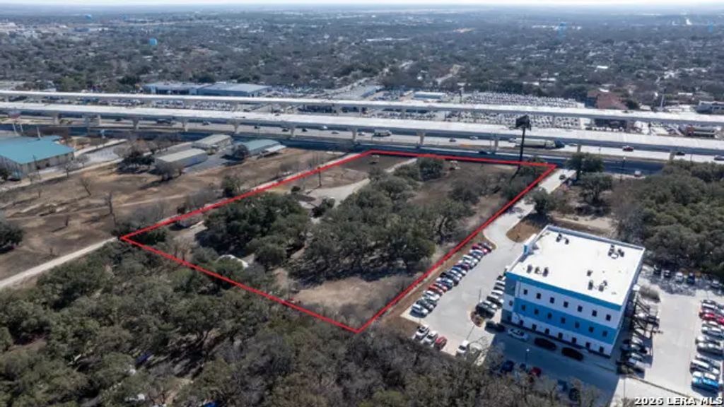 12995 N Interstate 35, Live Oak