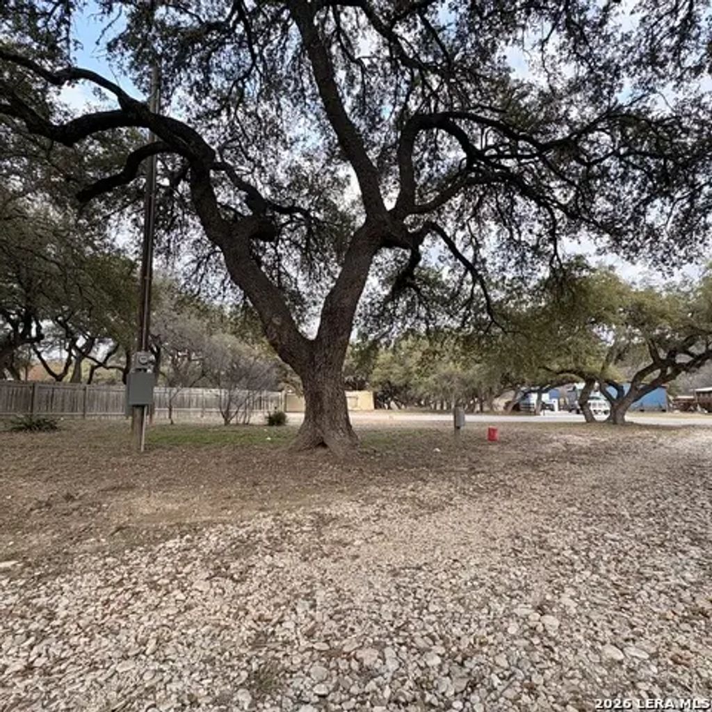 138 Lakeshore Dr S, Bandera