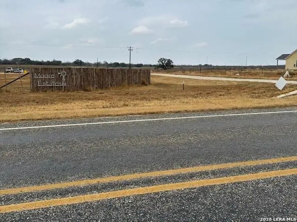 300 E Fm 462, Moore