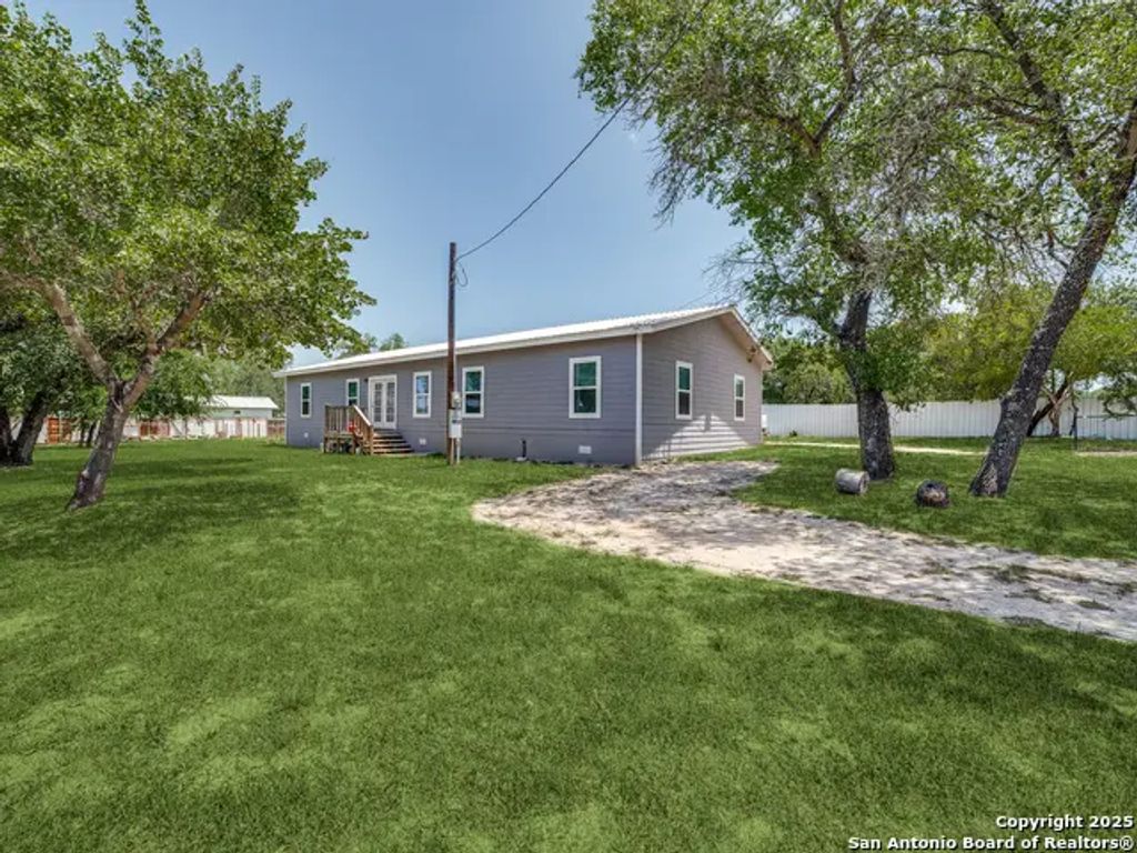 22806 Shady Forest Dr, Elmendorf