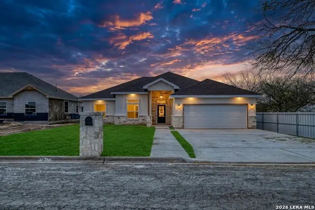 207 Riverside Drive, Uvalde