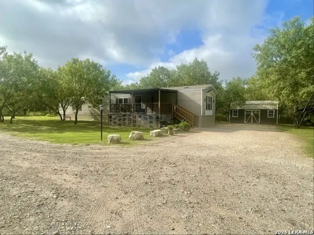 869 & 873 County Road 773, Devine