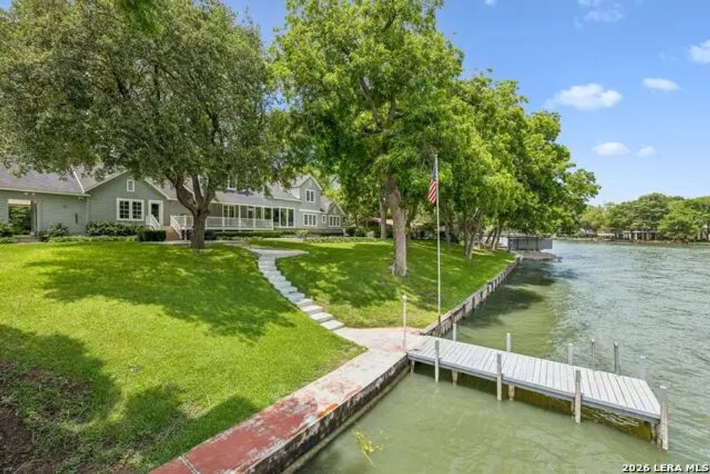 2319 Terminal Loop, McQueeney