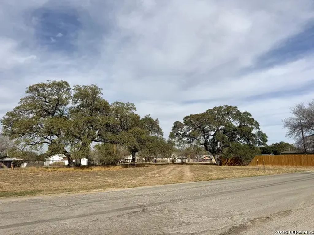 402 W Dilley, Devine