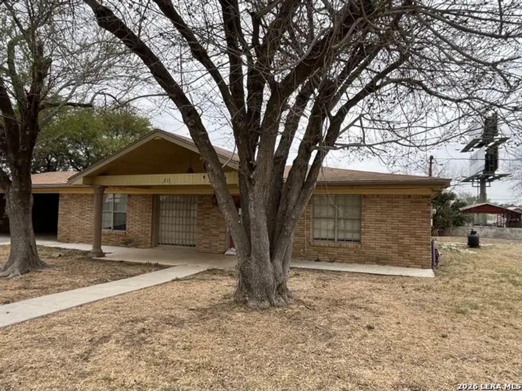 211 E Alamo, Carrizo Springs