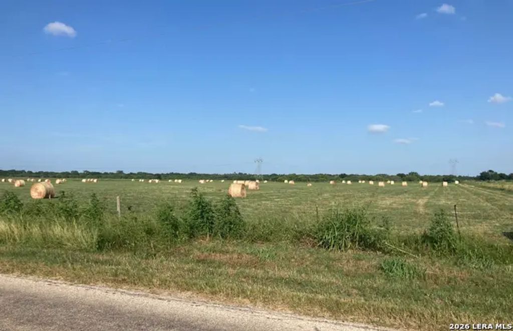 County Road 117, Floresville