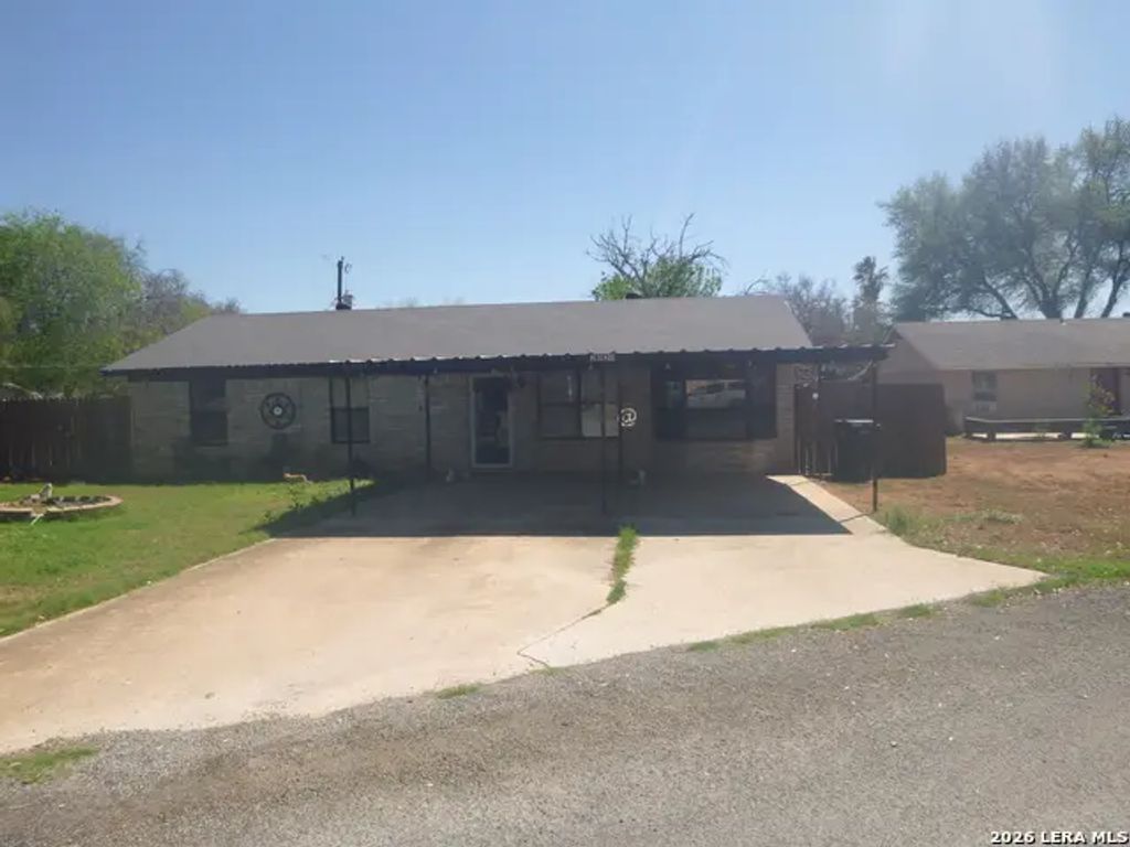 2820 County Road 1129, Pearsall