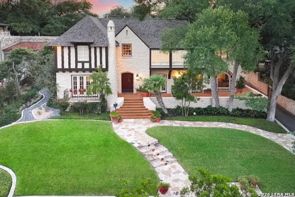 227 Devine Rd, Olmos Park
