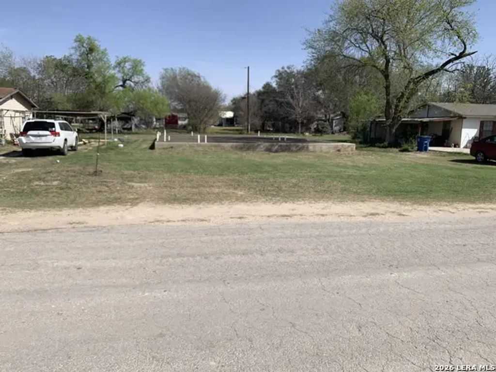 414 Crouch Ave, Devine