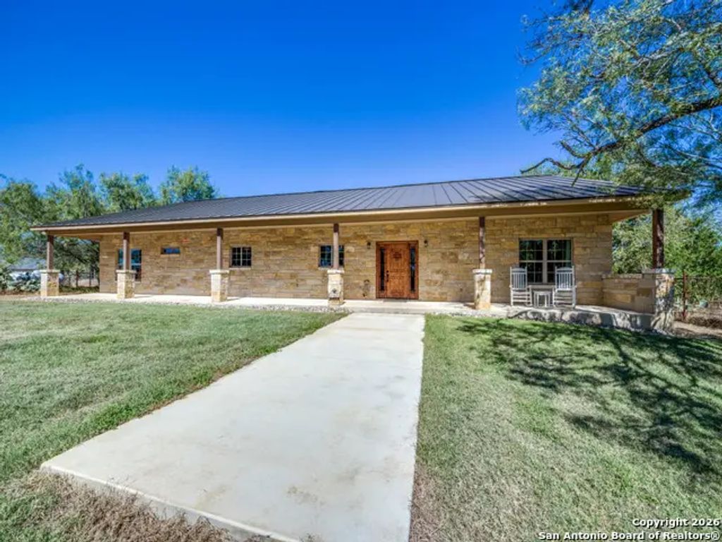 6472 Bluntzer Rd, Jourdanton