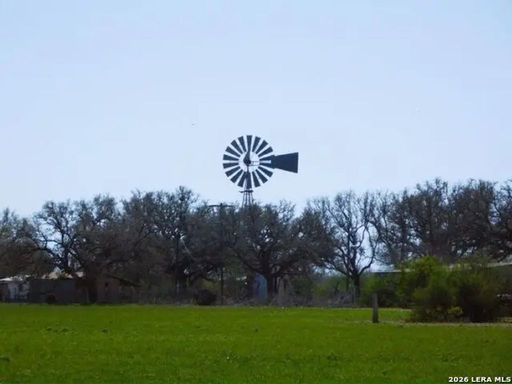 10566 Texas 127, Sabinal