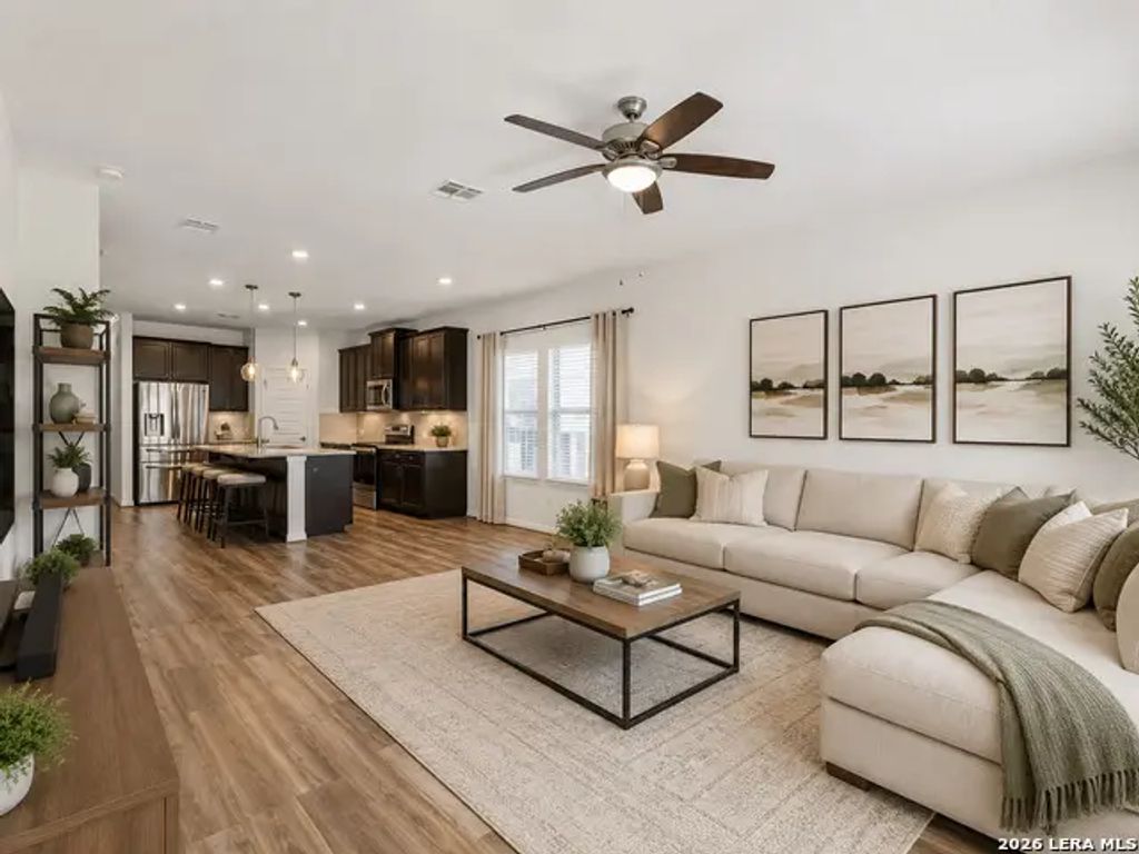 724 Clara, New Braunfels