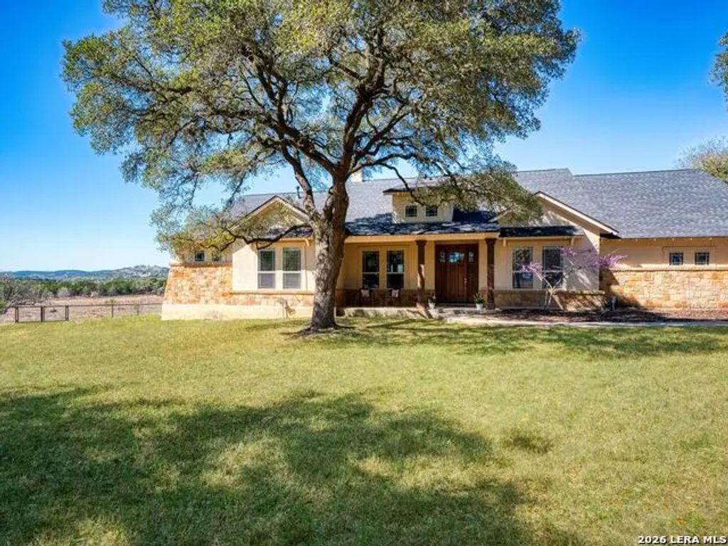 676 Highgate Dr, Bandera