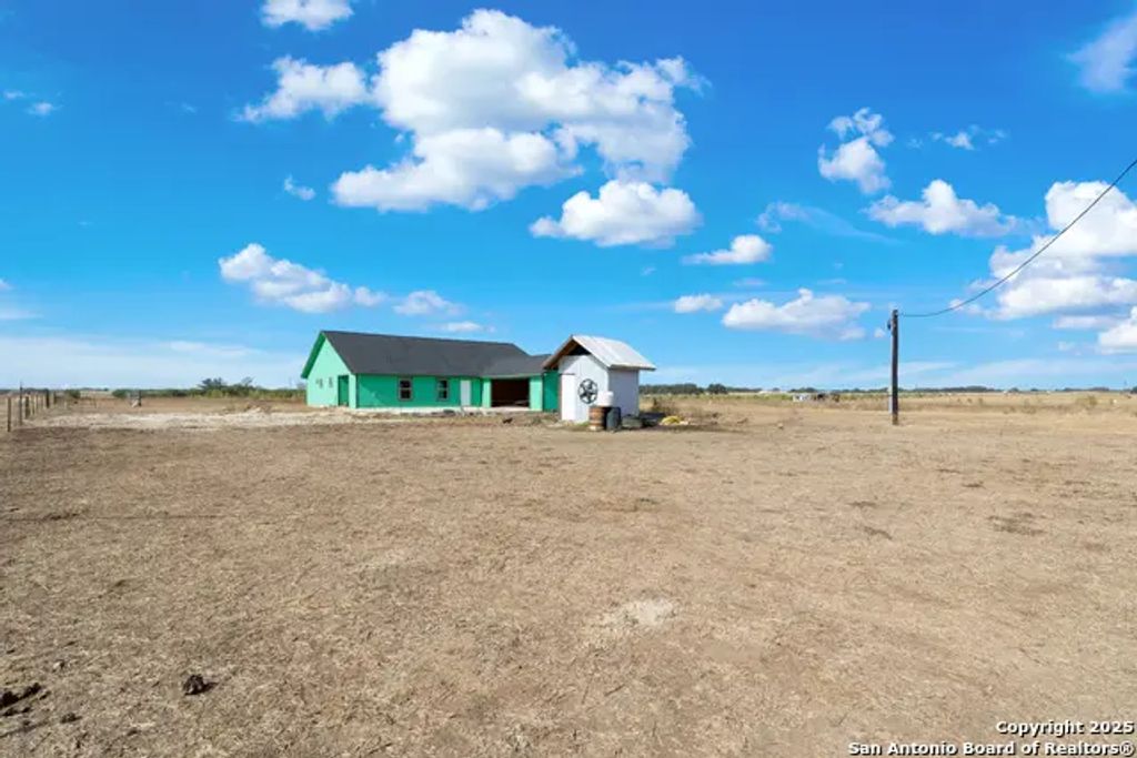 Cr 136 Tract 19, Floresville