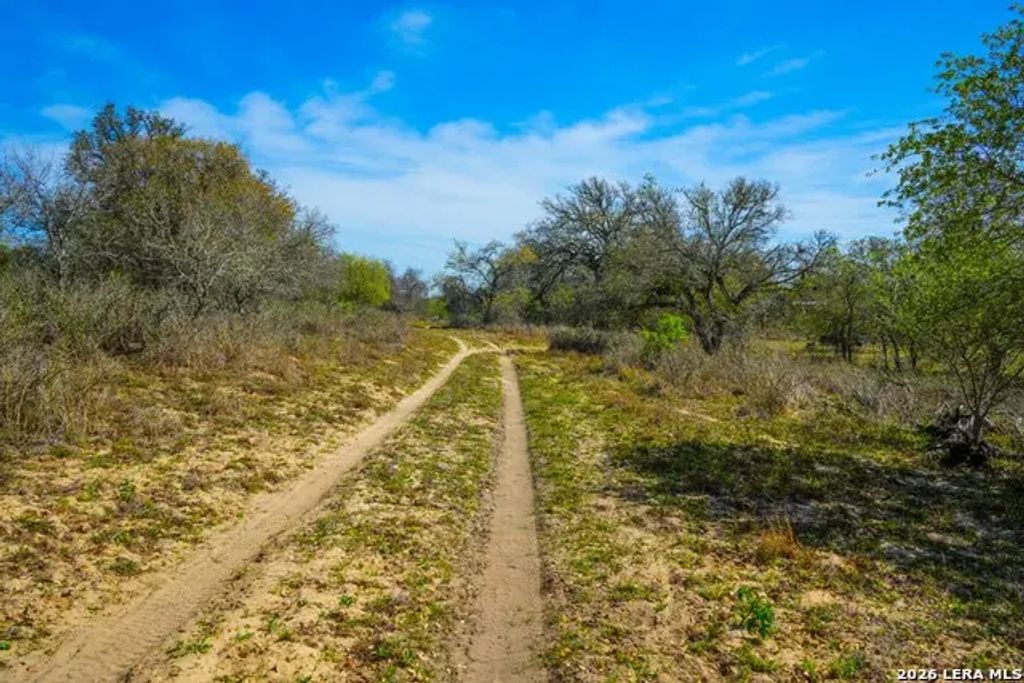 9521 Fm 1303, Floresville