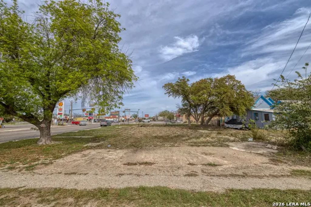 101 S Center St, Sabinal