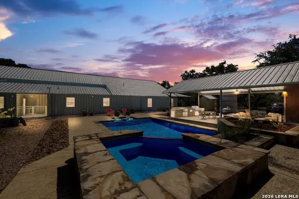 7869 County Road 311, Dhanis