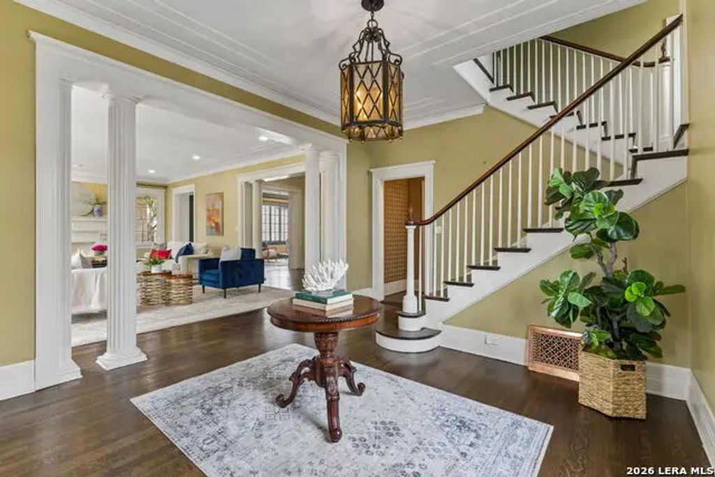 228 W Mulberry Ave, San Antonio