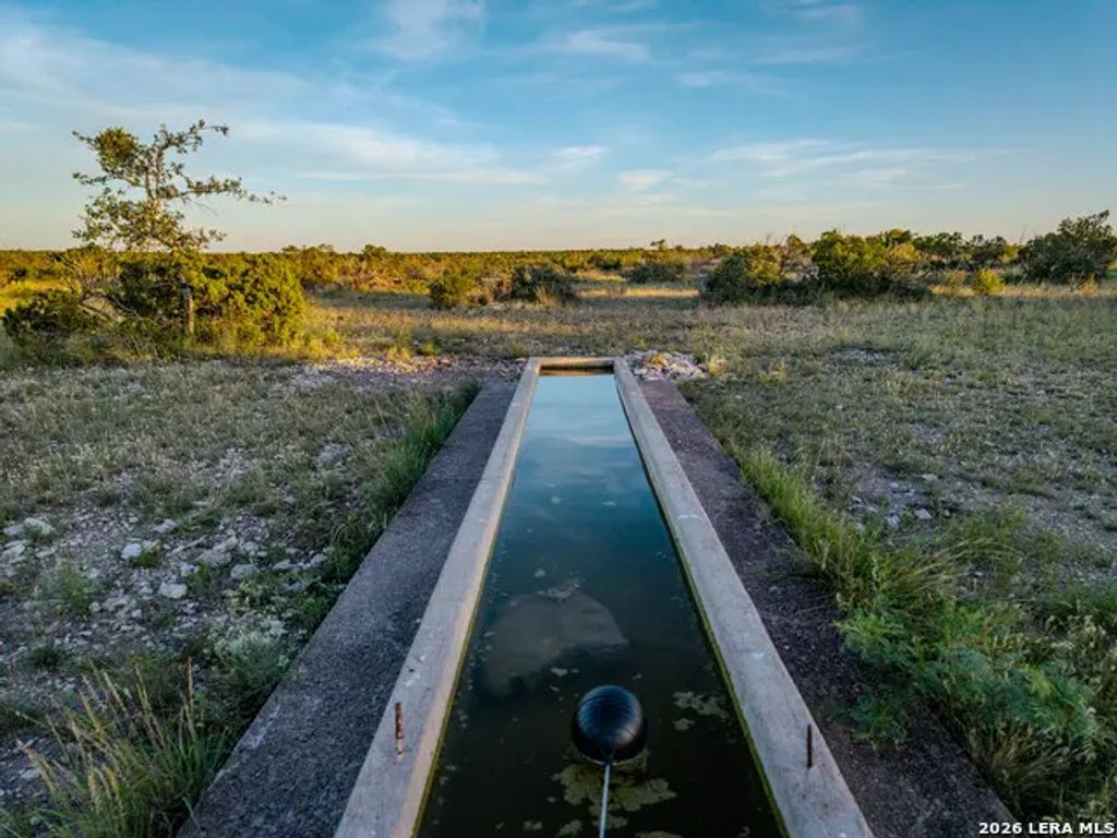 100 W Milkweed Court, Ozona
