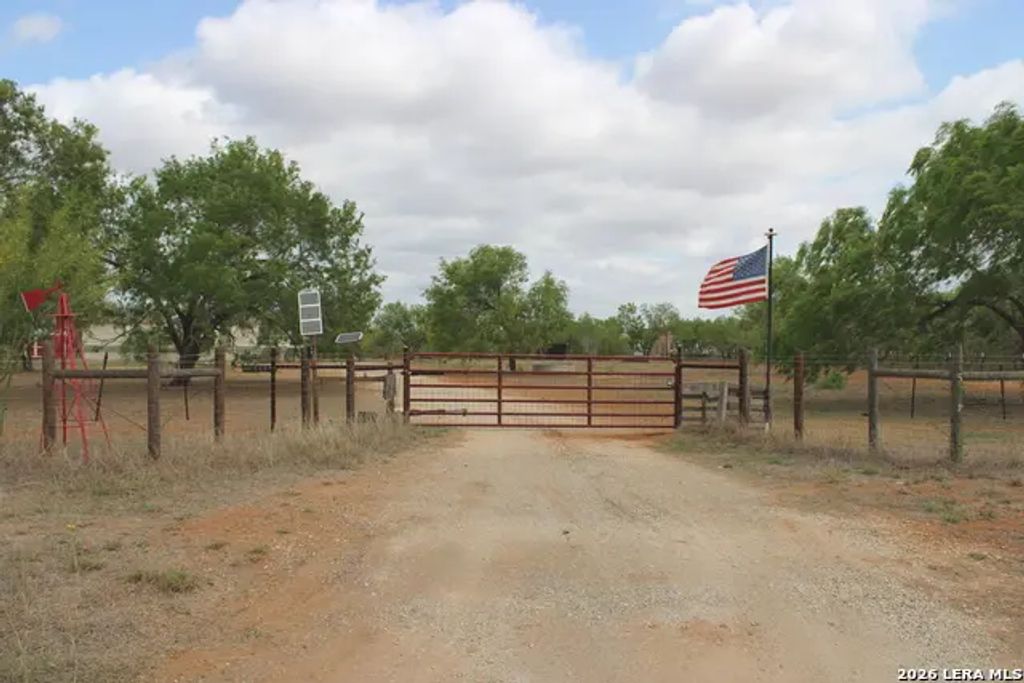 3554 Fm 1332, Jourdanton
