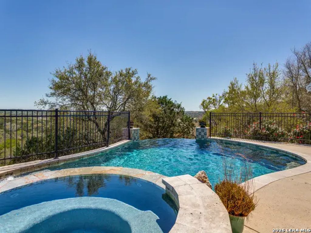 460 Shepherds Crook, Helotes