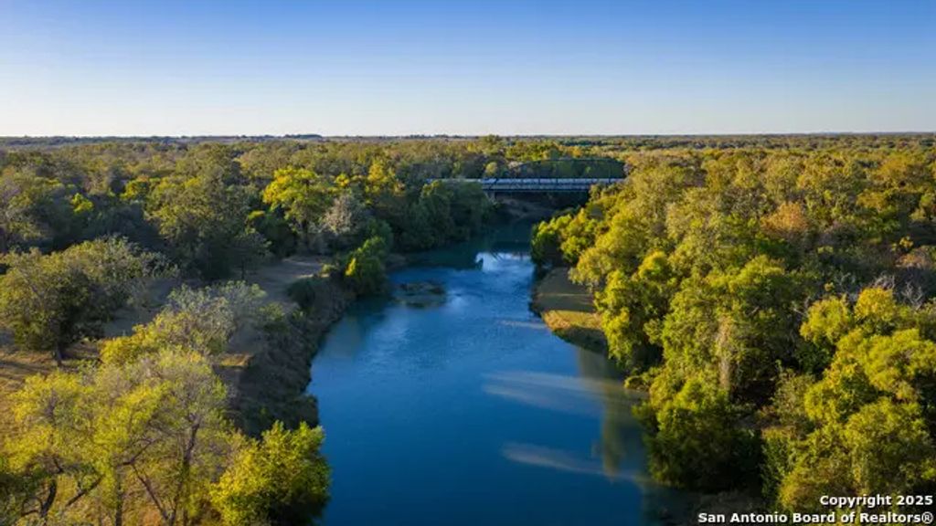 380 Clinton Rd, Cuero