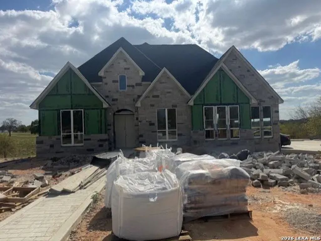 121 N. Abrego Crossing, Floresville