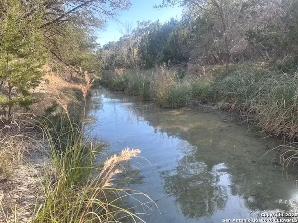 E Bear Springs, Pipe Creek