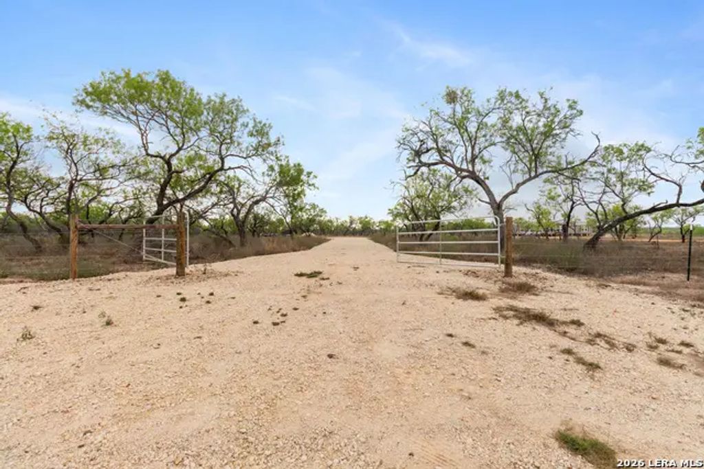 2161 County Road 124, Floresville