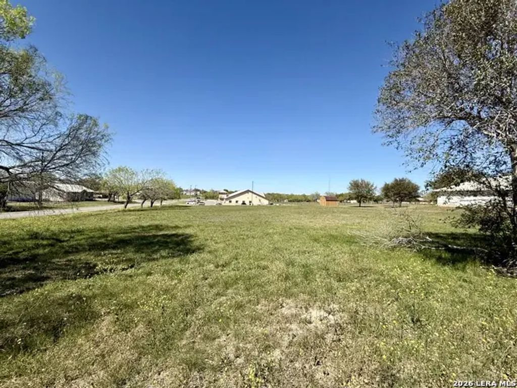 103 E Crews, Karnes City