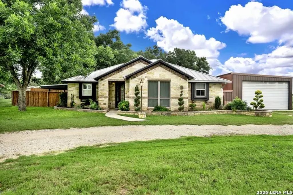 768 County Road 664, Devine
