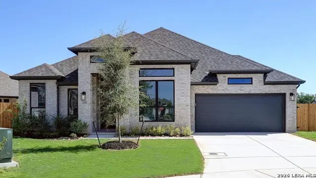 131 Pin Oak, Castroville