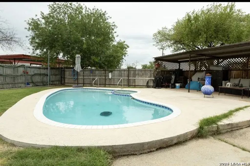 110 W Benton Ave, Devine