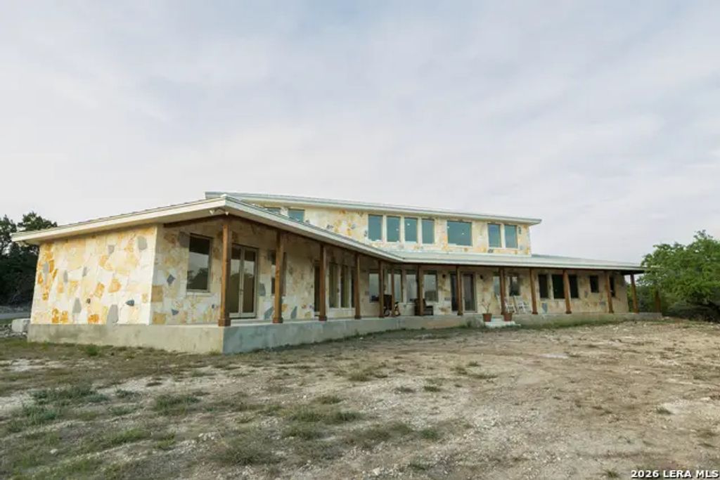 525 Windmill Dr, Bandera