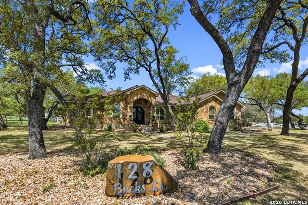 128 Bucks Ln, La Vernia