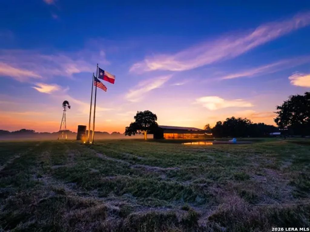 799 County Road 6612, Devine