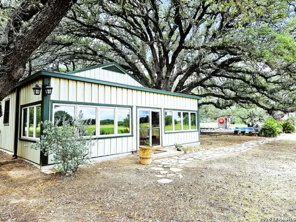 799 County Road 6612, Devine
