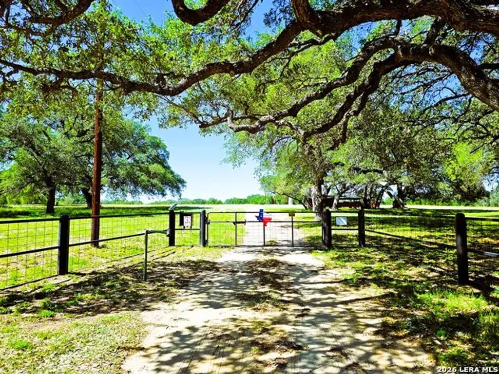 799 County Road 6612, Devine