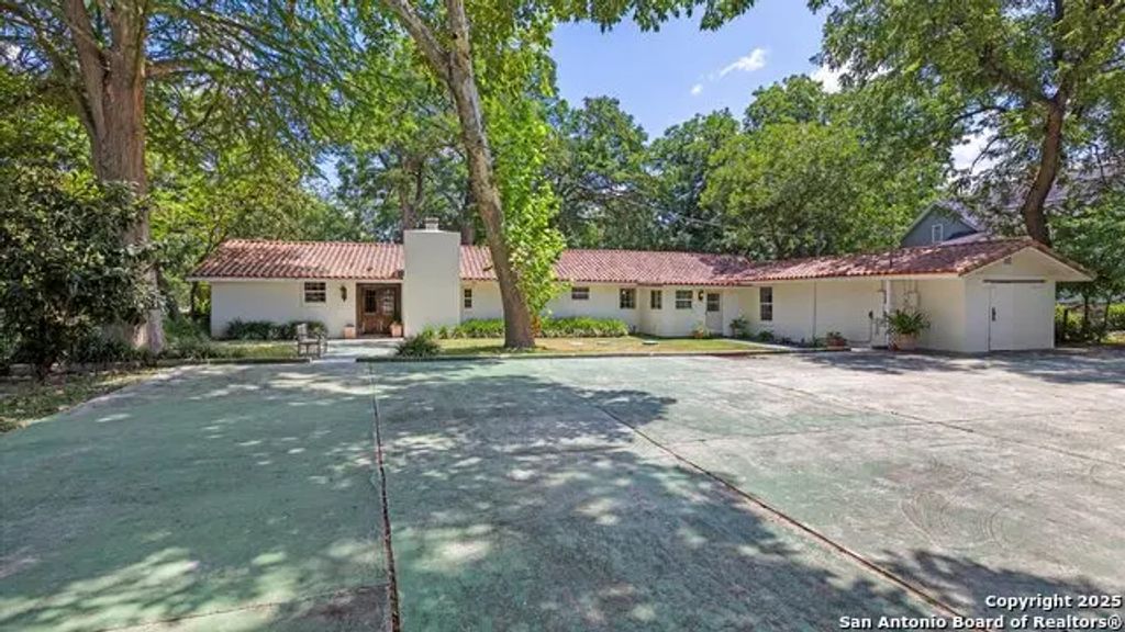 2323 Terminal Loop, McQueeney