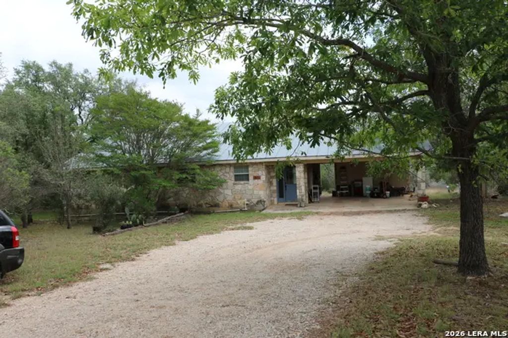 1307 Comanche Path, Bandera