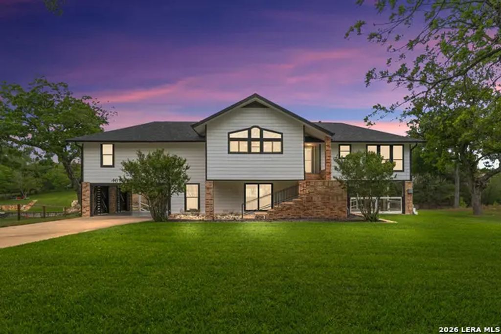 46 E Hampton, Seguin