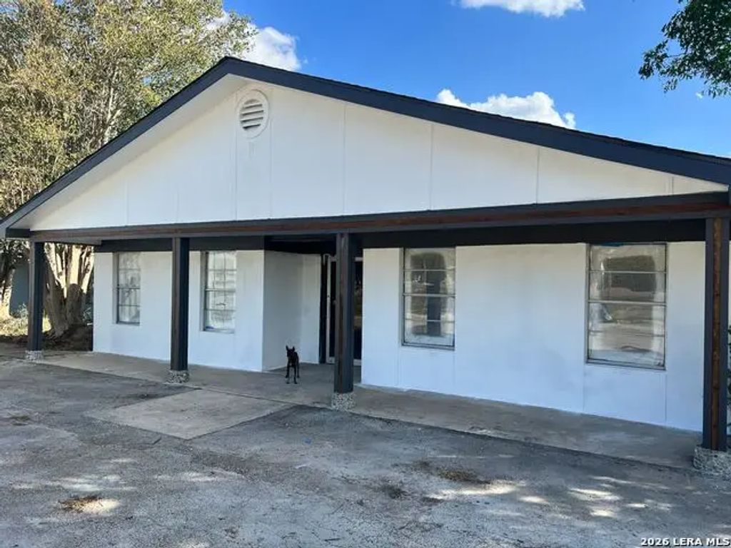 329 School Dr, Poteet