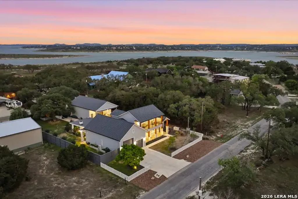 2551 Lakeshore Dr, Canyon Lake